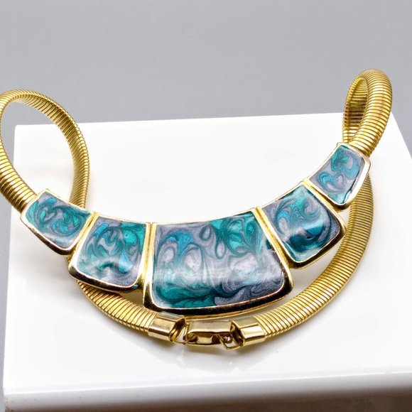 Chic Vintage Pucci Era Crescent Necklace, Gold Tone Omega Chain Choker with Teal - Picture 2 of 5